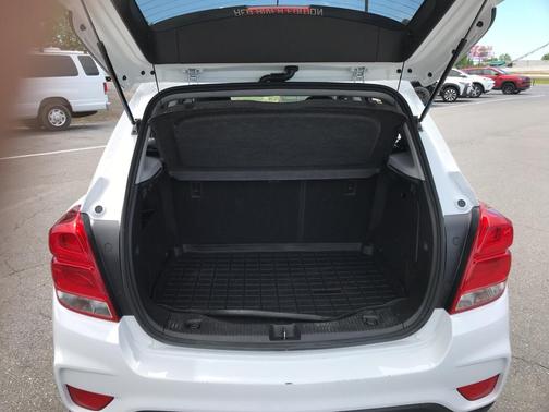Summit White 2022 Chevrolet Trax LT