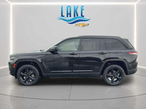 Diamond Black Crystal Pearlcoat 2023 Jeep Grand Cherokee Altitude