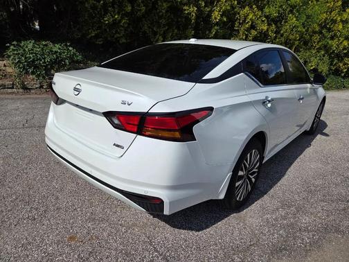 Pearl White 2024 Nissan Altima 2.5 SV