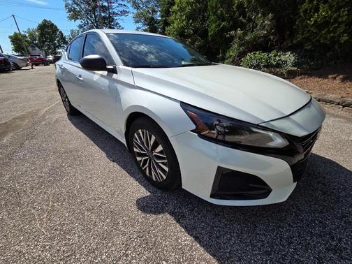 Pearl White 2024 Nissan Altima 2.5 SV