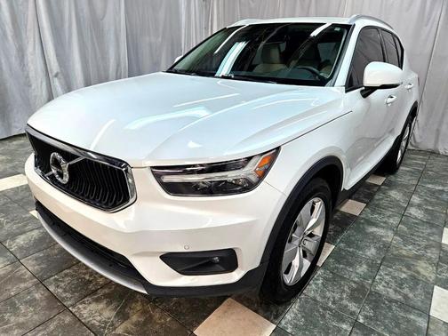 2022 Volvo XC40 T5 Momentum
