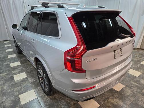 2018 Volvo XC90 T6 Momentum