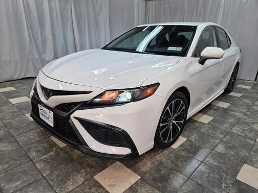 White 2022 Toyota Camry SE