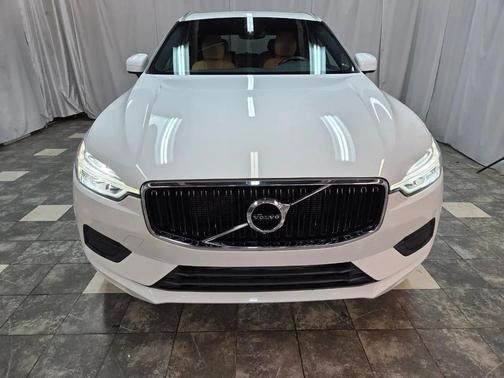 Pearl White 2020 Volvo XC60 T6 Momentum