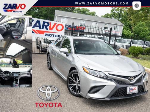 Silver 2018 Toyota Camry SE