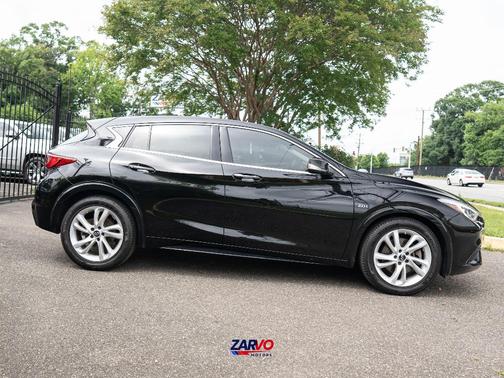 Black 2018 INFINITI QX30