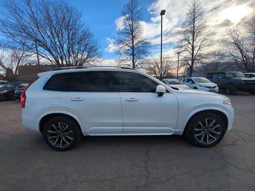 2016 Volvo XC90 T6 Momentum