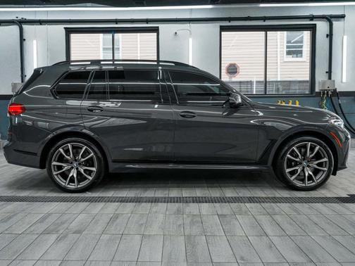 2022 BMW X7 M50i