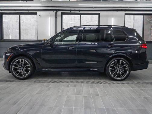 2023 BMW X7 M60i