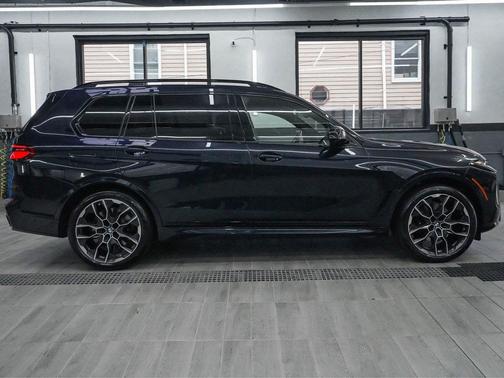 2023 BMW X7 M60i
