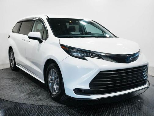 White 2022 Toyota Sienna LE