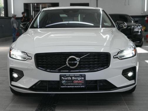 2022 Volvo S60 B5 Momentum