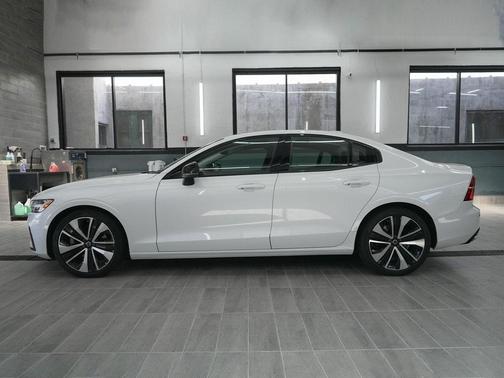 2022 Volvo S60 B5 Momentum