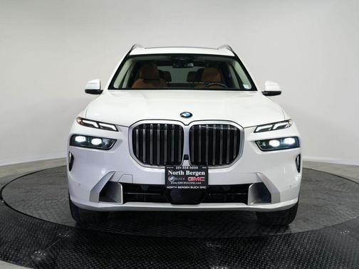 Mineral White Metallic 2024 BMW X7 xDrive40i