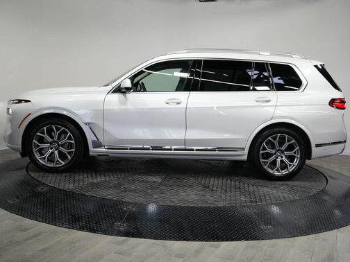 Mineral White Metallic 2024 BMW X7 xDrive40i