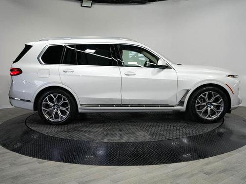 Mineral White Metallic 2024 BMW X7 xDrive40i