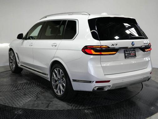 Mineral White Metallic 2024 BMW X7 xDrive40i