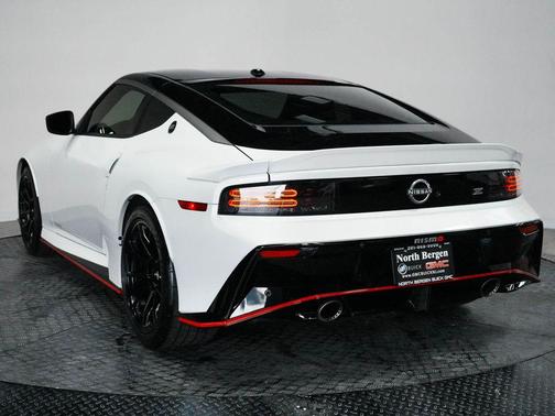 2t Wht Blk Roof 2024 Nissan Z NISMO