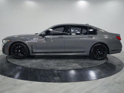 Bernina Gray Amber Effect Metallic 2022 BMW 750 i xDrive