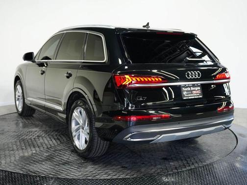 Mythos Black Metallic 2023 Audi Q7 45 Premium