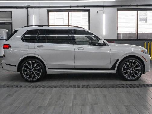 2022 BMW X7 M50i