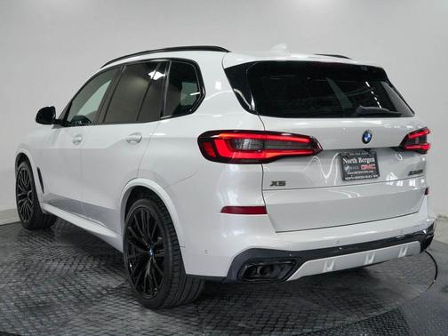 Mineral White Metallic 2022 BMW X5 M50i