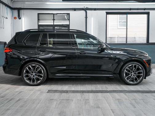 2023 BMW X7 M60i
