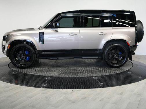 Lantau Bronze 2023 Land Rover Defender 110 X-Dynamic SE