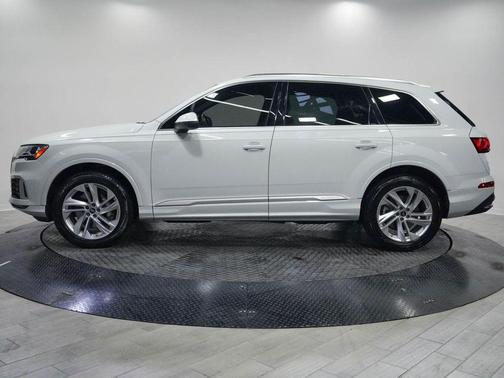 Glacier White Metallic 2023 Audi Q7 45 Premium