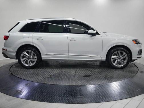 Glacier White Metallic 2023 Audi Q7 45 Premium