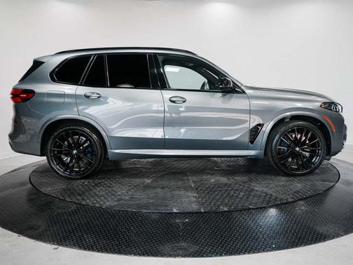 2024 BMW X5 M60i