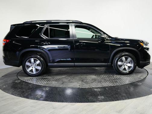 Crystal Black Pearl 2023 Honda Pilot Sport