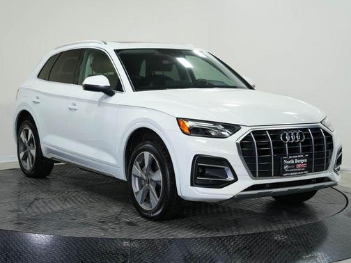 Glacier White Metallic 2023 Audi Q5 40 Premium