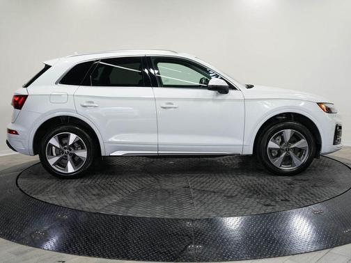 Glacier White Metallic 2023 Audi Q5 40 Premium