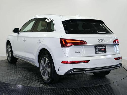 Glacier White Metallic 2023 Audi Q5 40 Premium