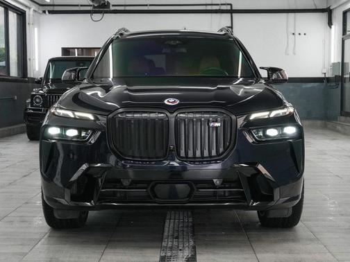 2023 BMW X7 M60i