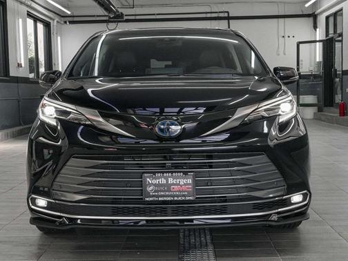 2022 Toyota Sienna Platinum 7 Passenger