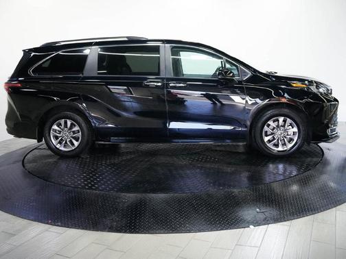 Midnight Black Metallic 2024 Toyota Sienna XLE