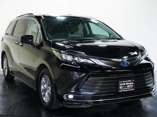 Midnight Black Metallic 2024 Toyota Sienna XLE