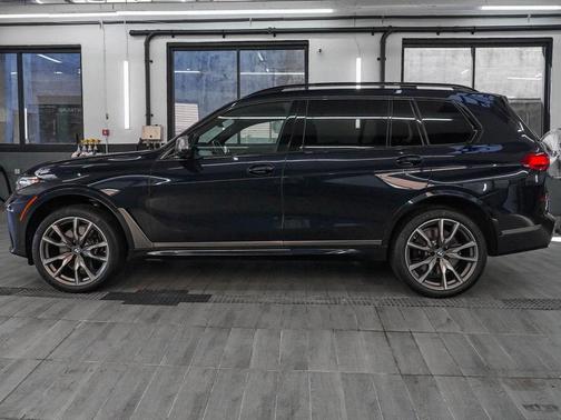 2022 BMW X7 M50i