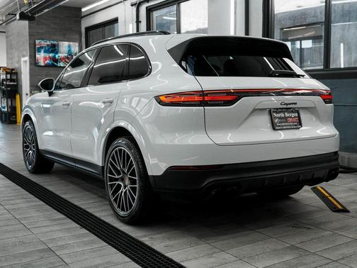 2023 Porsche Cayenne Platinum Edition
