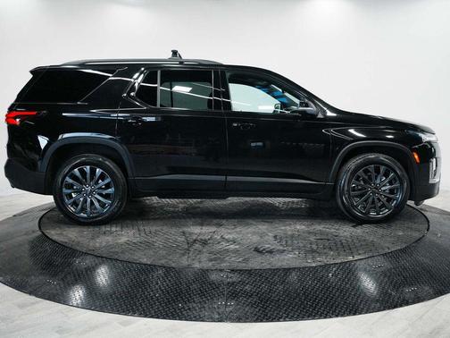 Mosaic Black Metallic 2023 Chevrolet Traverse RS