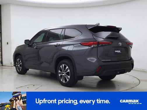 Gray 2022 Toyota Highlander XLE