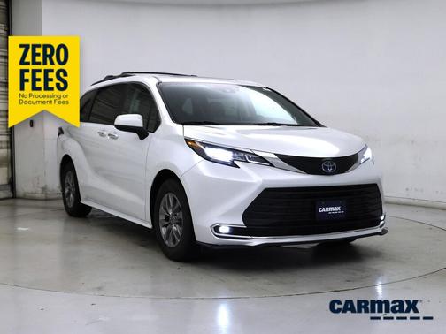 White 2022 Toyota Sienna XLE