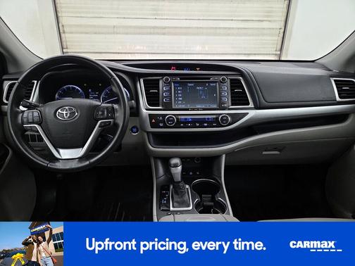 Silver 2019 Toyota Highlander SE