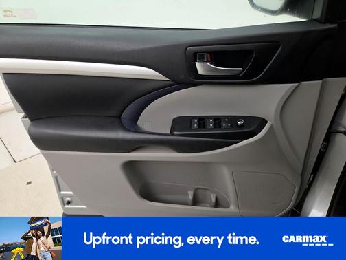 Silver 2019 Toyota Highlander SE
