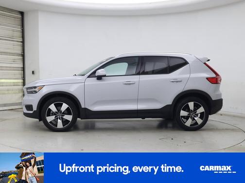 Silver 2022 Volvo XC40 T5 Momentum