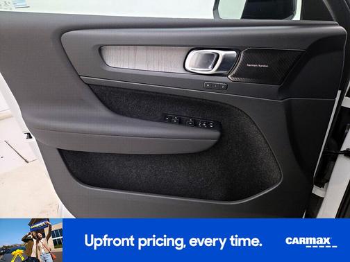 2023 Volvo XC40 B5 Plus Dark Theme