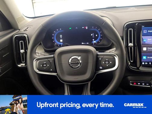 2024 Volvo XC40 B5 Ultimate Dark Theme