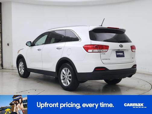 White 2017 Kia Sorento LX